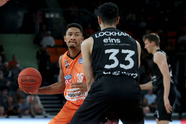 凭借他们在 凭借他们在